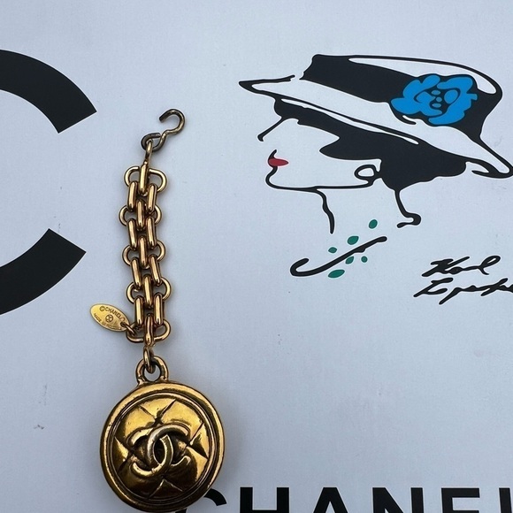 CHANEL VINTAGE CC MEDALLION GOLD CHAIN BAG CHARM / KEYCHAIN - Picture 5 of 7